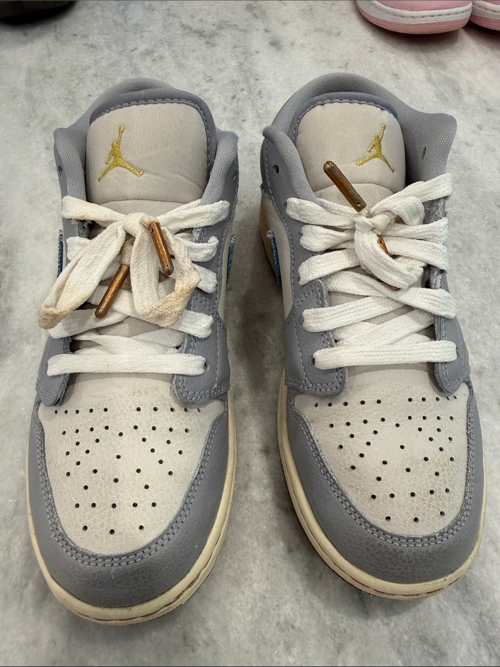 Jordan Kids Low-Top Sneakers in Gray, White & Gold